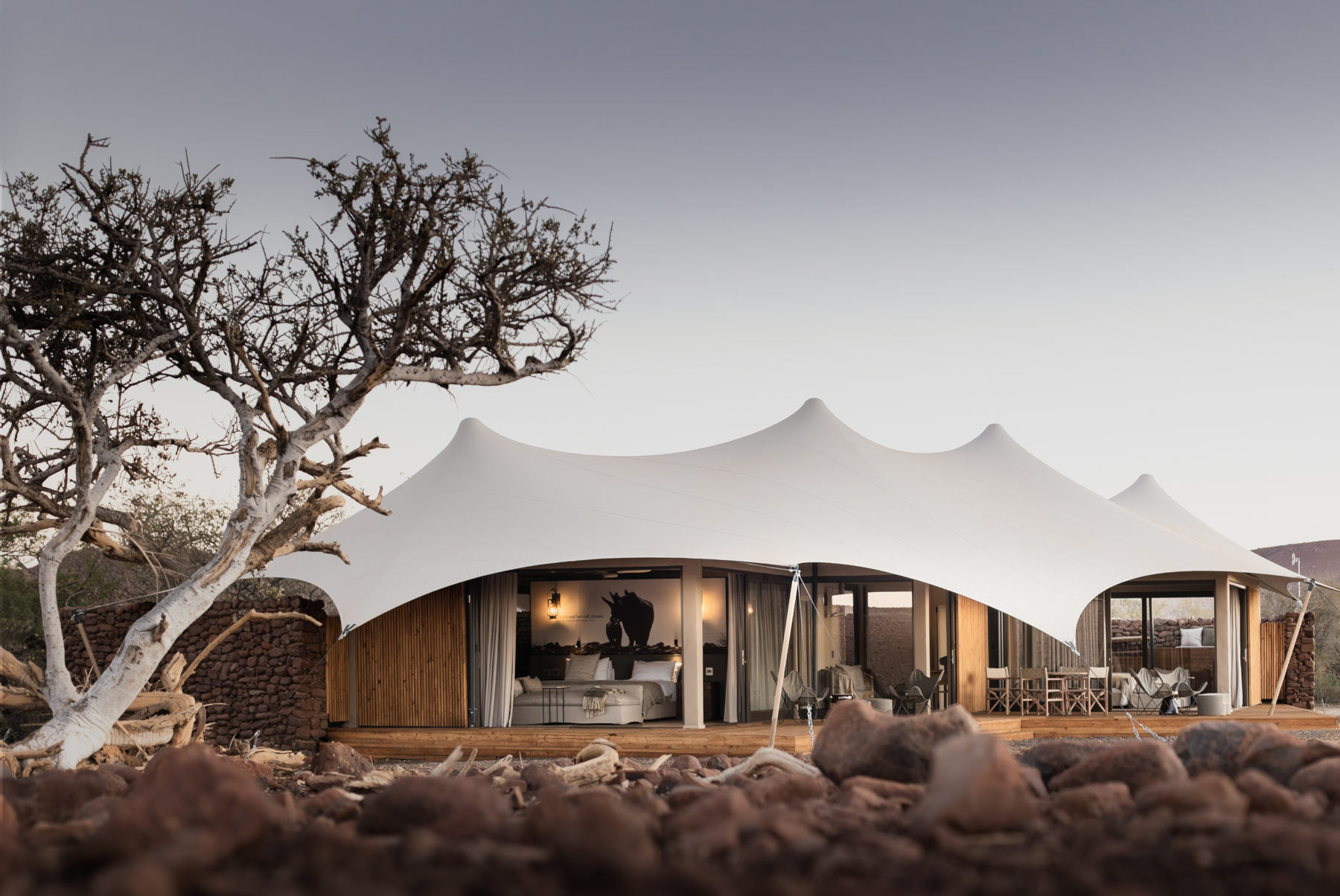 Wilderness Desert Rhino Camp: conservación y lujo en Namibia