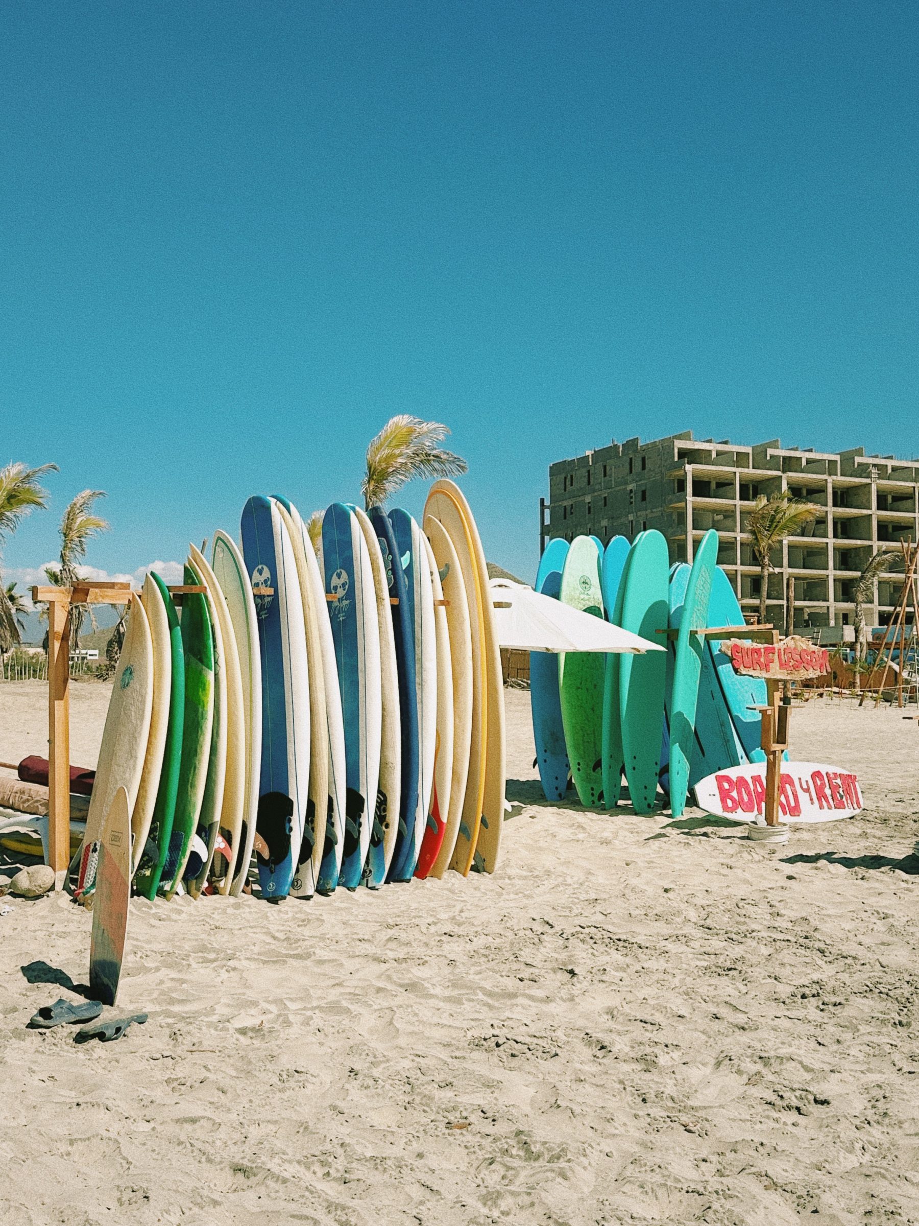 Olas de inspiración: 5 destinos internacionales para surfear con lujo